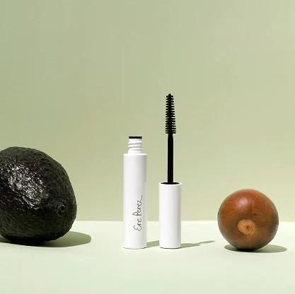 Wie trägt man die Ere Perez Avocado Waterproof Mascara für einen den ganzen Tag haltenden Look auf?