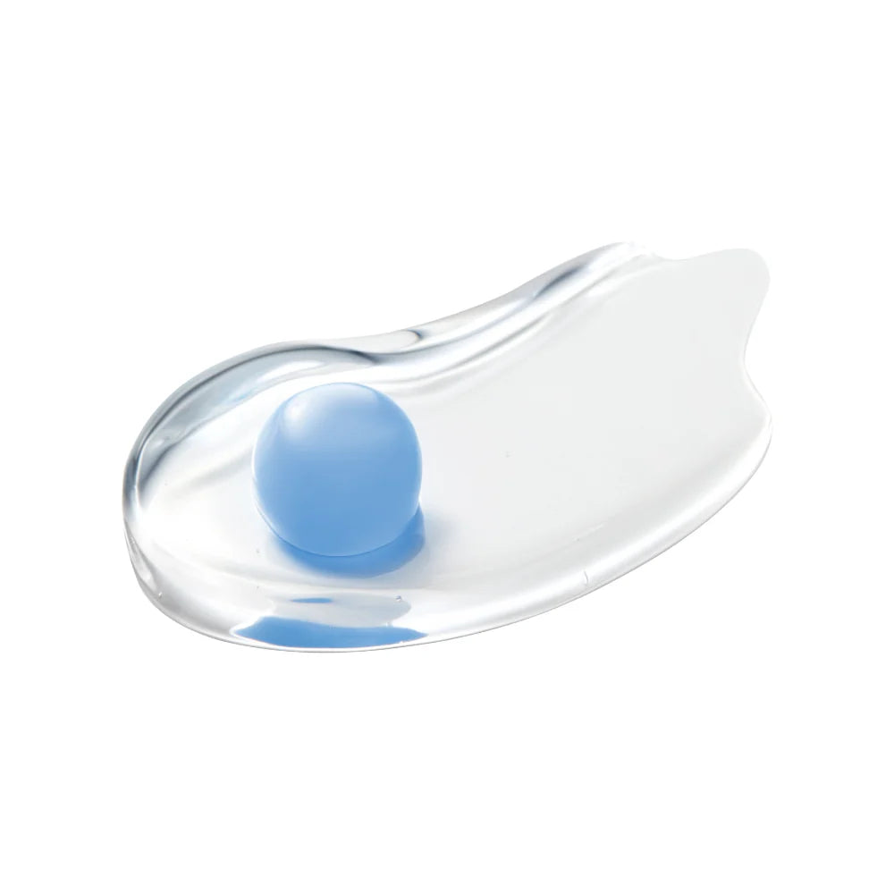 Transparente Geltextur mit einer blauen Pflegekapsel der Medicube Hyaluronic Moisturizing Capsule Cream