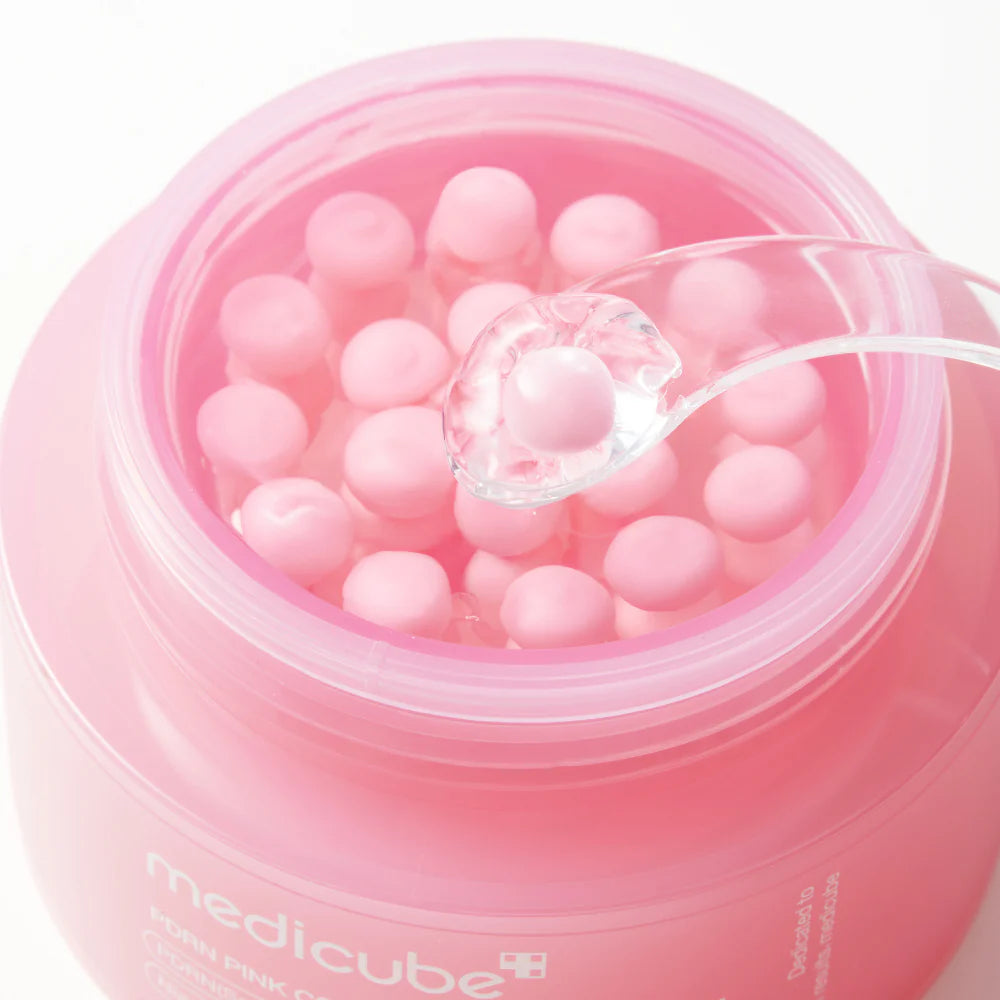 Geöffneter Tiegel der Medicube PDRN Pink Collagen Capsule Cream 55 g mit rosa Kapseln in transparentem Gel