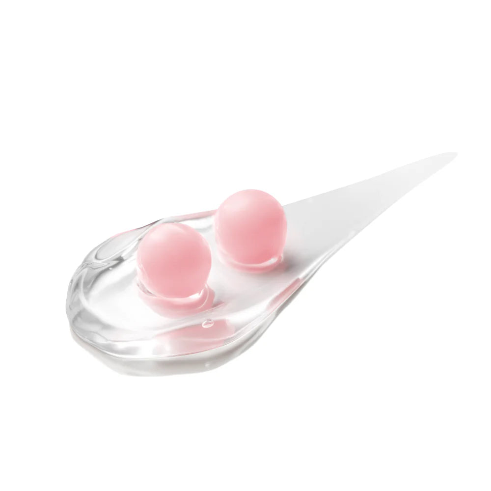 Transparente Geltextur der Medicube PDRN Pink Collagen Capsule Cream mit zwei rosa Kapseln auf weißem Hintergrund