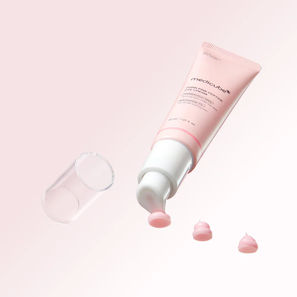 Medicube PDRN Pink Peptide Eye Cream 30 ml in rosa Tube auf hellem Hintergrund