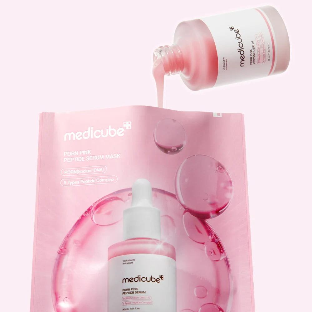 Rosa Serum wird aus einer Medicube PDRN Pink Peptide Serumflasche über die Maskenverpackung gegossen