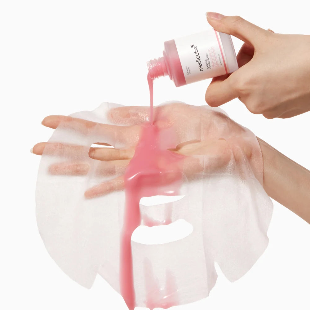 Serumgetränktes Tuch der Medicube PDRN Pink Peptide Serum Mask mit herabtropfender rosa Essenz