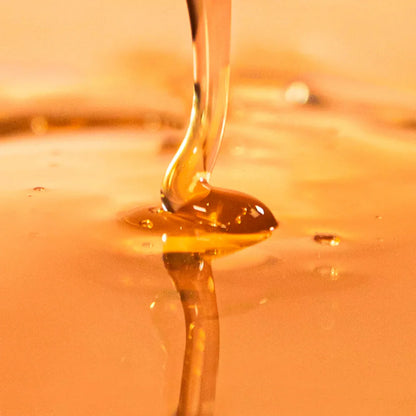 Nahaufnahme einer dickflüssigen goldfarbenen Shampoo-Textur